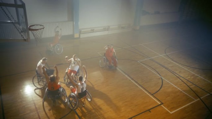 轮椅篮球场: 球员运球，投篮失篮，失望。残疾人的决心、灵感、动机。高角度空中高架静态拍摄