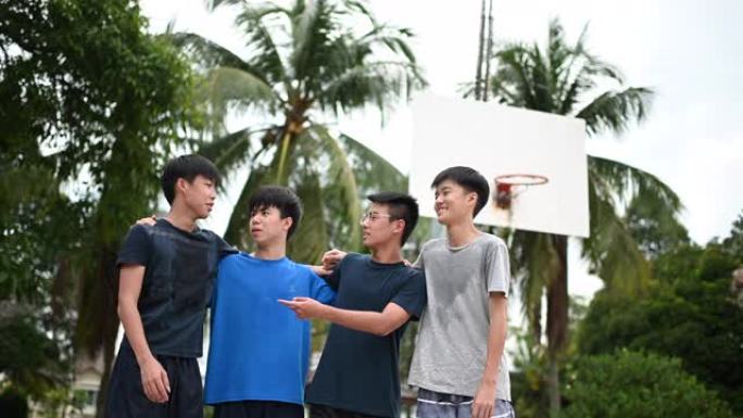 比赛结束后，一群在篮球场上的中国十几岁的男孩在一起看着镜头