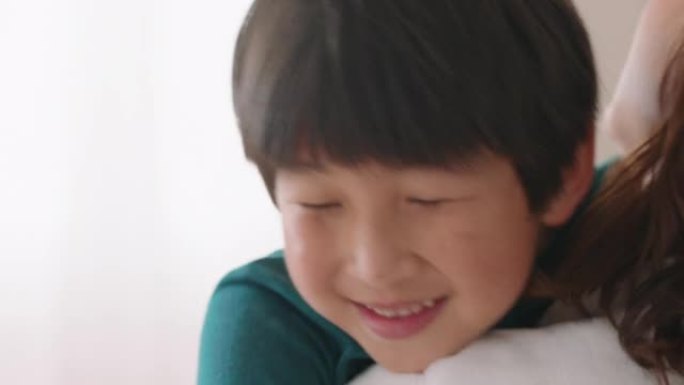 快乐的亚洲小男孩拥抱母亲微笑拥抱儿子享受母爱可爱的孩子给妈妈拥抱家庭概念4k镜头
