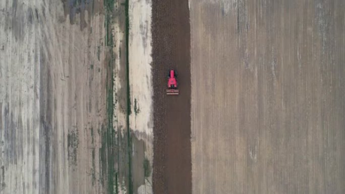农用拖拉机耕作场鸟瞰图