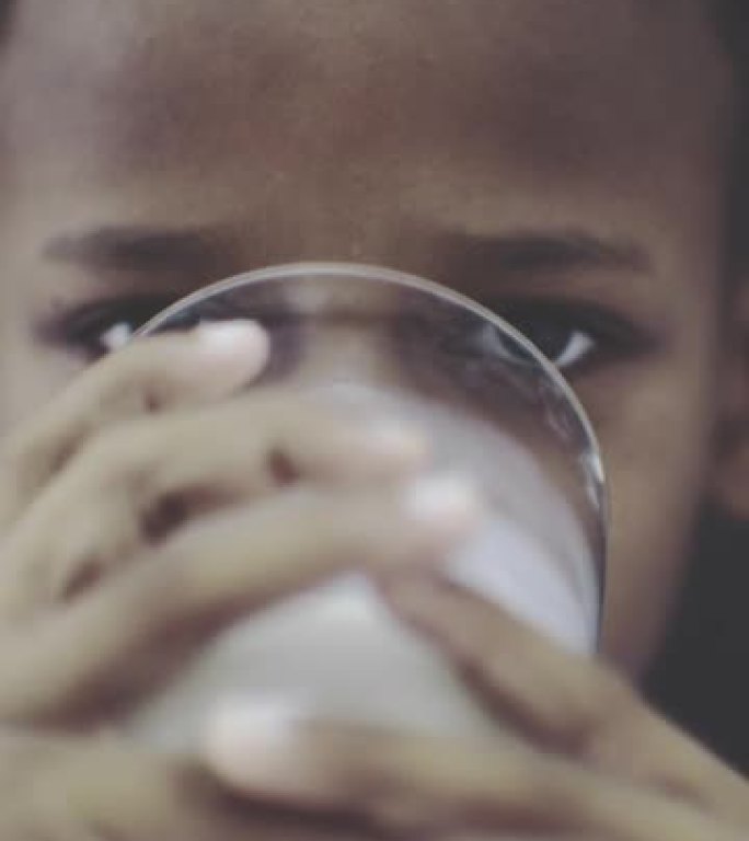 喝牛奶外国人非洲小孩实拍素材