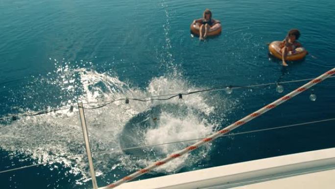 时间扭曲效果年轻人用智能手机自拍时跳下船