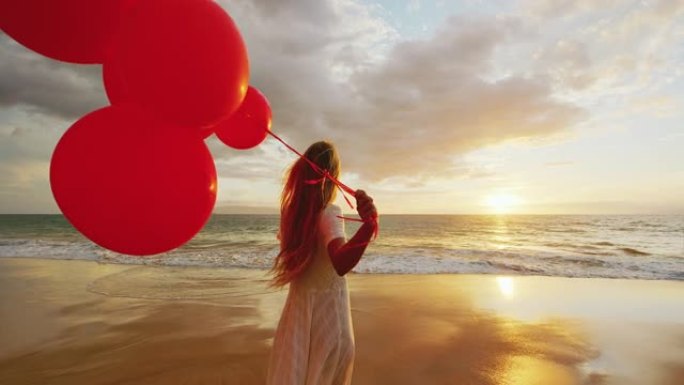 沙滩上拿着气球的女人