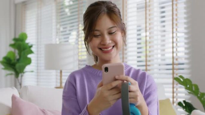 年轻的亚洲女性在社交媒体应用程序上录制视频评论产品。