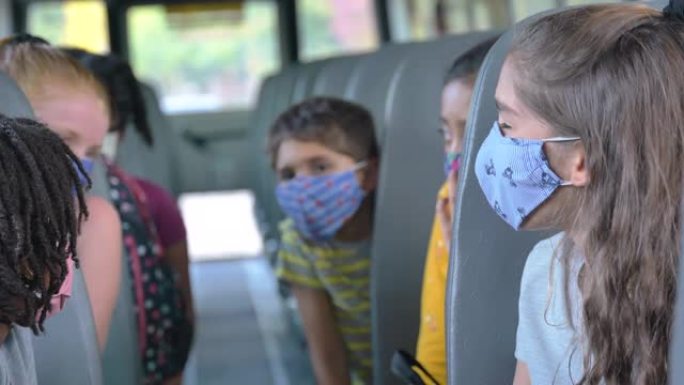 小学生在公共汽车上戴口罩