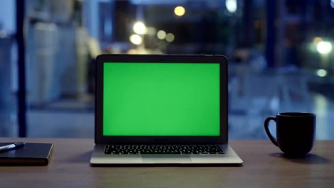 笔记本电脑或空CGI上色键绿色屏幕的特写，copyspace桌面计算机显示模板。晚上在办公桌上模拟p