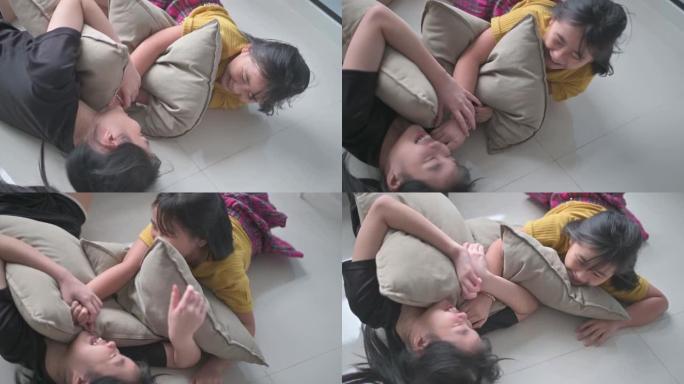 2个亚洲华裔姐姐兄弟姐妹躺在客厅地板上玩粘合时间