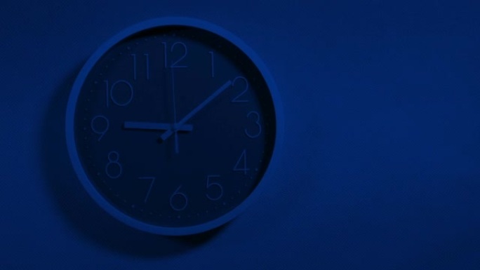 晚上九点后的挂钟空镜头特写钟表