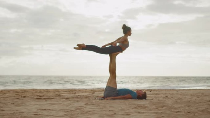 难以置信的信任海滩Acro瑜伽