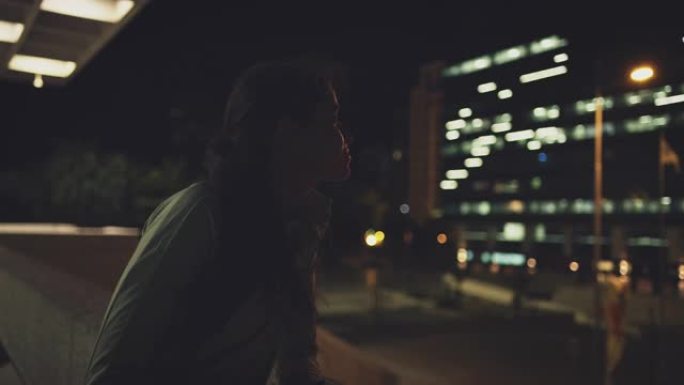 女人在看夜景享受孤独独自一人
