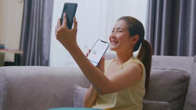 特写亚洲女性在视频通话中通过智能手机展示国际新型冠状病毒肺炎疫苗接种证书