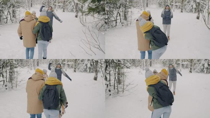 一群学生冬天在森林里散步，一起打雪球玩得开心