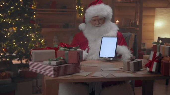 圣诞老人在相机中显示数字平板电脑的空屏幕，说再见