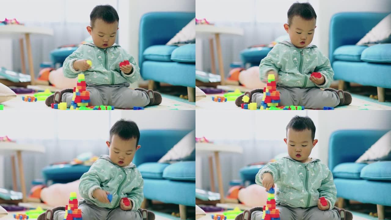 玩玩具积木的男婴玩玩具积木的男婴