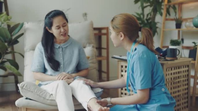 亚洲女医生在家访期间检查病人