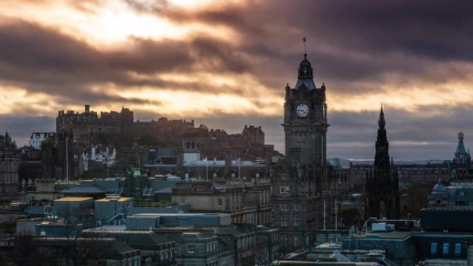 英国苏格兰巴尔莫勒尔钟楼的爱丁堡天际线-时间流逝