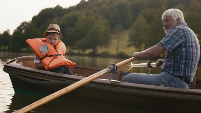 祖父带着孙子在湖上划船