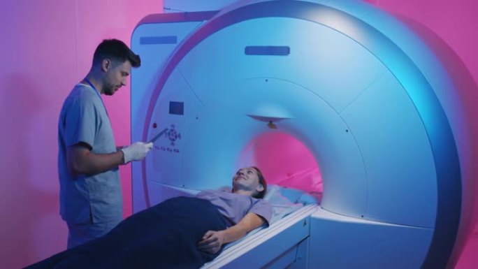 医生在MRI手术中与患者交谈