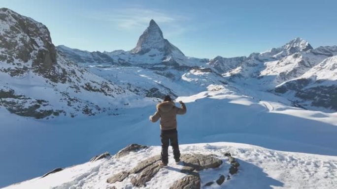 人在山峰上庆祝。采尔马特·马特宏峰。瑞士阿尔卑斯山，瑞士。