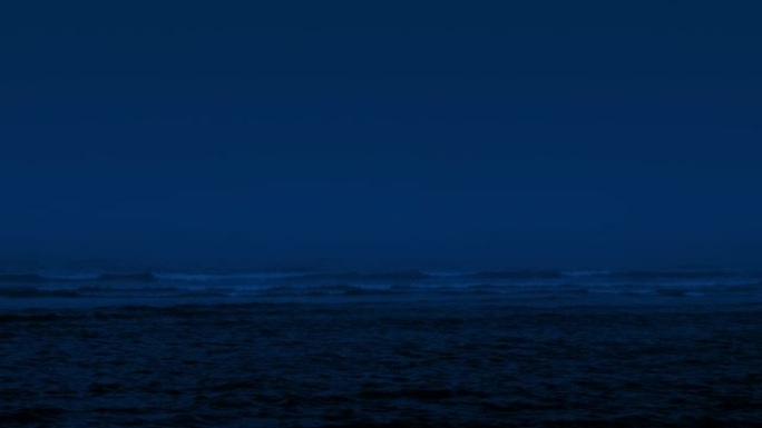 夜晚海洋上的波浪海岸海边沙滩