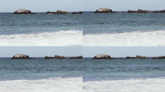 海浪在南大西洋福克兰群岛 (马尔维纳斯群岛) 的海滩上沿着海岸线撞击。