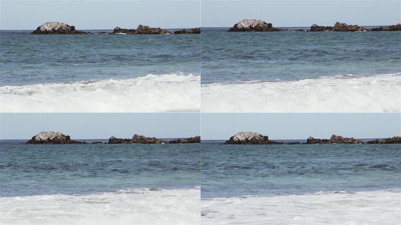 海浪在南大西洋福克兰群岛 (马尔维纳斯群岛) 的海滩上沿着海岸线撞击。
