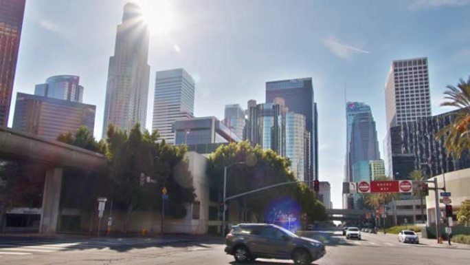 阳光明媚的洛杉矶商业区。