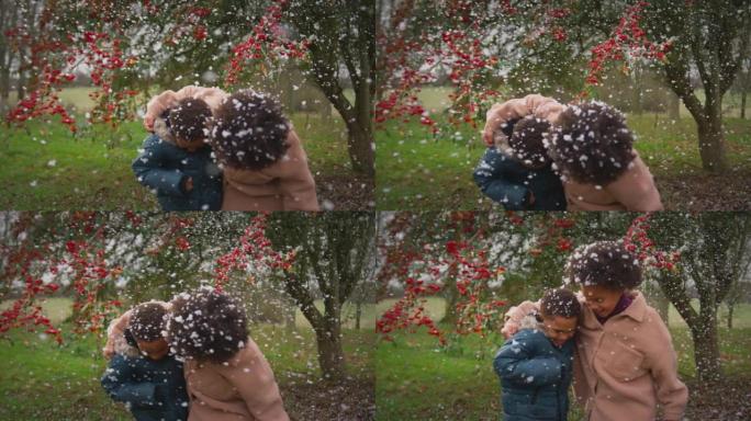两个孩子在乡下冬季散步时在雪地里玩得开心 -- 慢动作拍摄