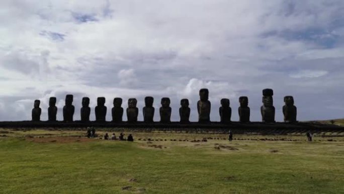 位于复活节岛 (Rapa Nui) 最大的Ahu Tongariki的Moais。