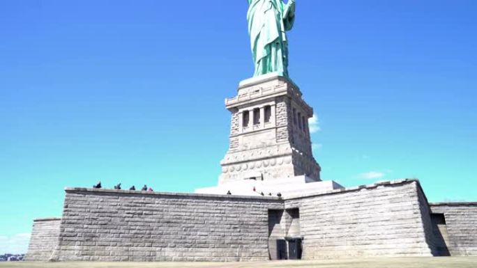 向上倾斜自由女神像-纽约市，美国纽约。纽约地标旅游概念。