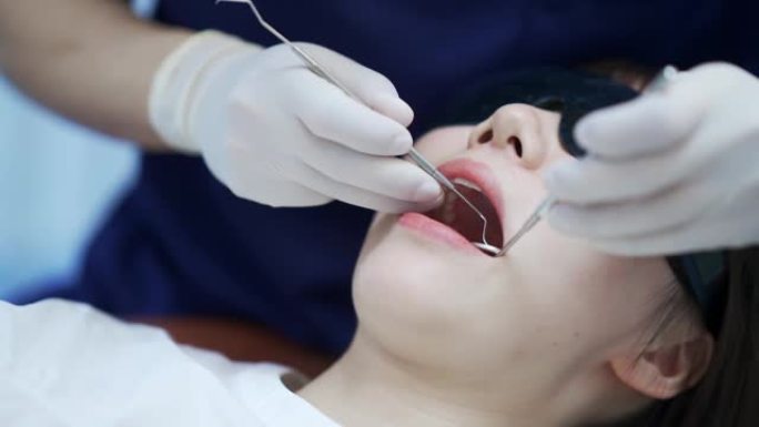 年轻女子在牙齿上做牙科工作
