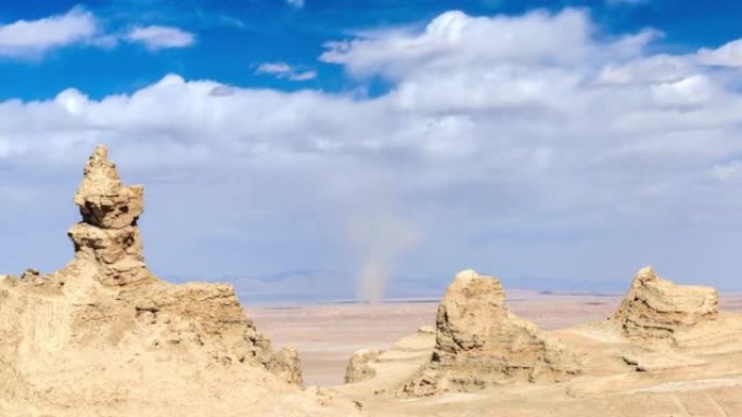 沙漠远处有沙尘暴大沙漠沙包龙卷风旋风