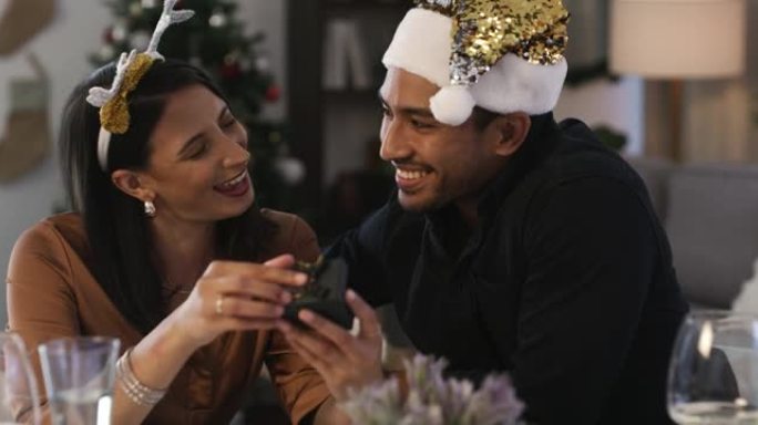 一对年轻夫妇庆祝圣诞节并在家里交换礼物的4k视频片段
