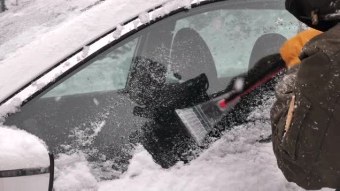 冬季刷挡风玻璃雪后清理车玻璃清洗下雪活动