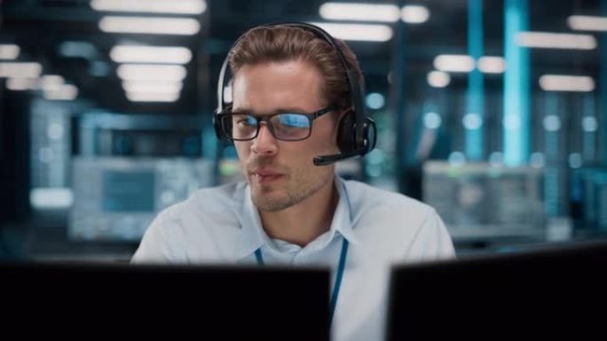 呼叫中心办公室: 友好的高加索男性技术客户支持专家的肖像在耳机上交谈，使用计算机。客户体验官通过视频