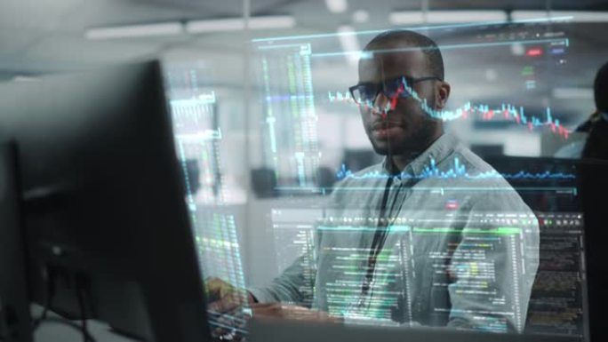 具有全息图屏幕概念的未来派办公室: 专业的黑色IT专家在台式计算机上工作的肖像，带有全息投影，显示股