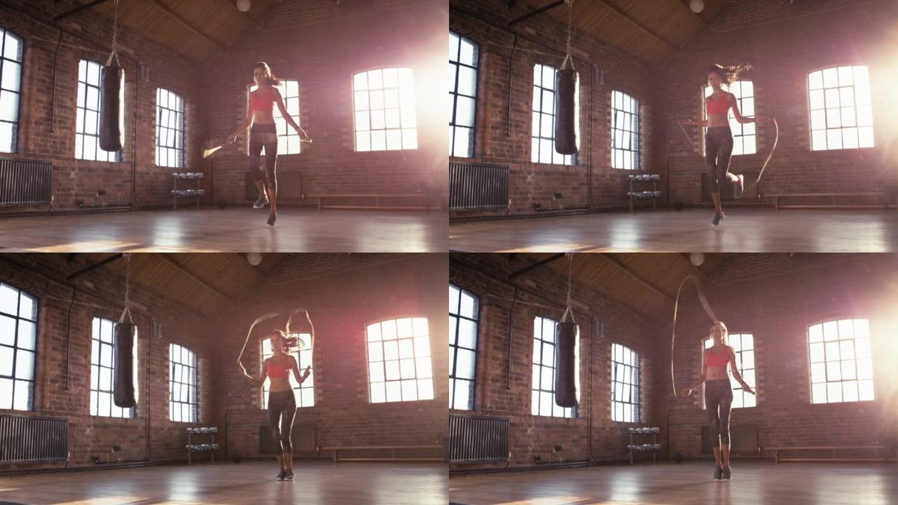 4k视频片段，一名年轻女子在健身房用跳绳锻炼