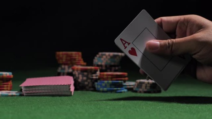 玩家检查，扑克玩家显示良好的纸牌组合