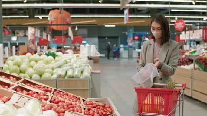 女人在超市选择蔬菜