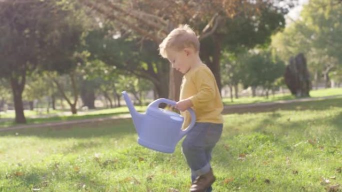 孩子在学习园艺时，在公园，草地和花园中浇水的孩子。未来的可持续性取决于儿童，照顾地球和环境责任