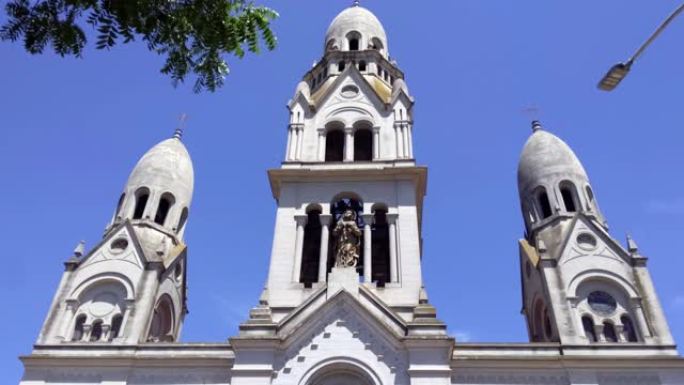 阿根廷布宜诺斯艾利斯省坦迪尔的圣礼教区三塔。4k分辨率。