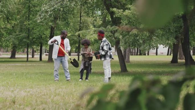 非裔美国人家庭在户外植树