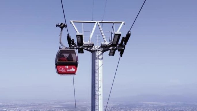 空中吊塔和缆车位于圣贝尔纳多山，萨尔塔，首都和阿根廷省最大城市的同名。