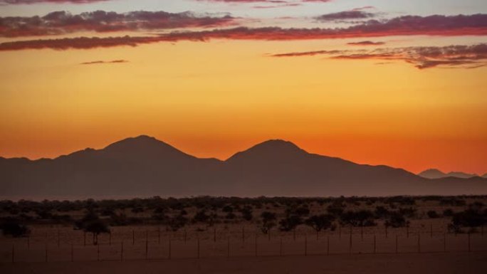 非洲纳米比亚沙漠景观和山脉上空的WS延时日落天空