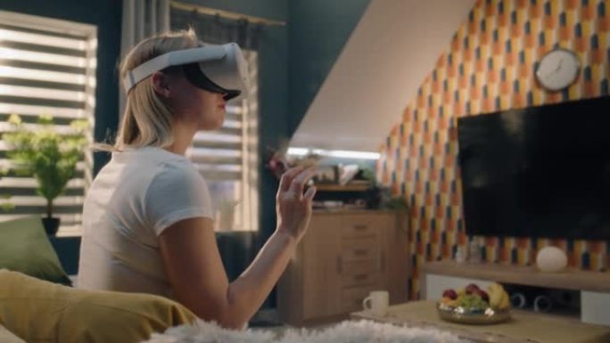 女人在家沙发上戴VR耳机