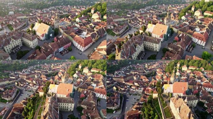 罗马尼亚Sighisoara的空中无人机拍摄。在Sighisoara设有市政厅的中央广场和带有瓷砖屋