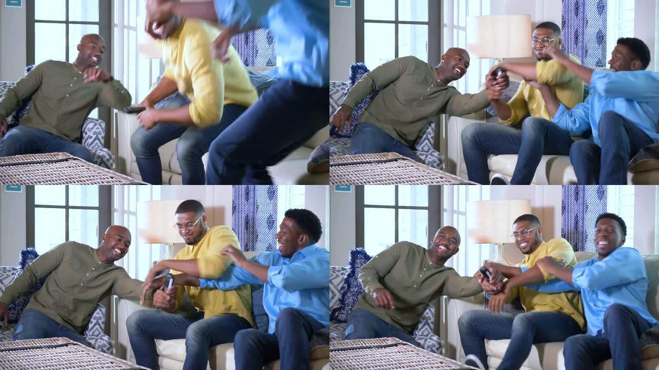 三名非裔美国人坐下来看电视