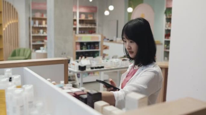 女性购物者扫描化妆品上的二维码