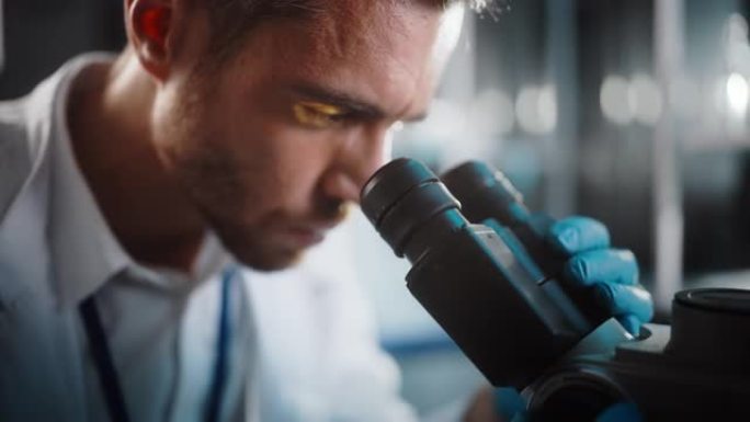 在明亮的医学科学实验室: 英俊的微生物学家的肖像在显微镜下分析样本。才华横溢的科学家，与高科技设备合