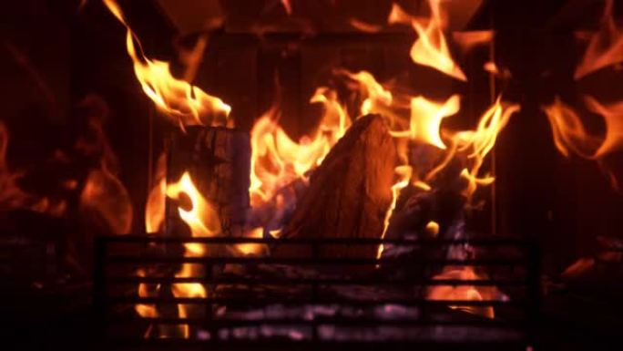 特写: 在寒冷的冬夜，浪漫的火在舒适的房子里燃烧。